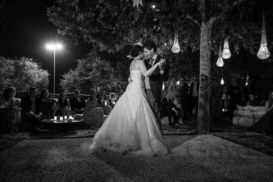 Yara and Jesus at their first dance as husband and wife. | Goyo Catering