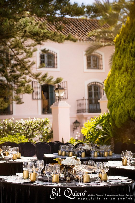 Table set up in black and gold at Molino del Duque (Manilva).