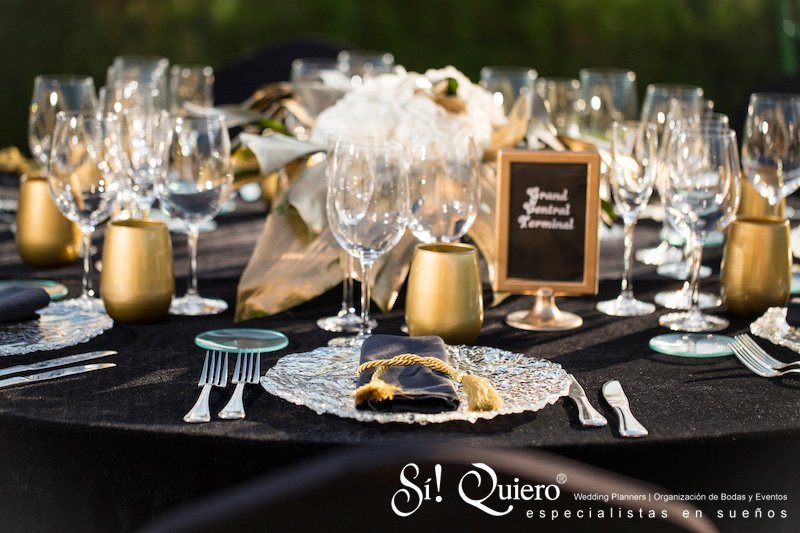 Montaje de mesa en negro y dorado. | Goyo Catering