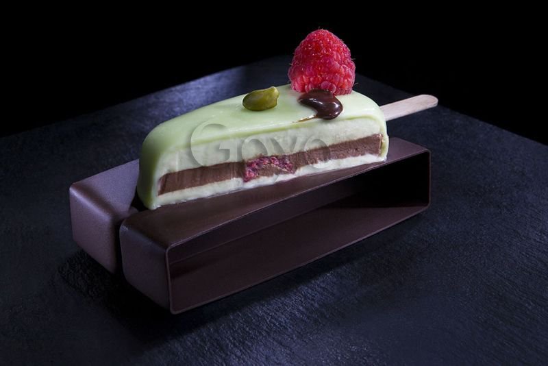 Pistachio Pop with Cream Chocolate and Raspberry made by Goyo Catering.