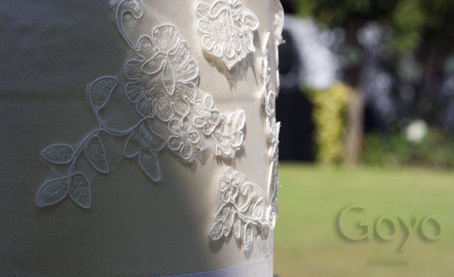 Details of the wedding cake. | Goyo Catering