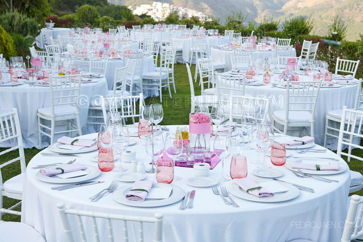 Montaje de mesas en tonos rosas. | Goyo Catering