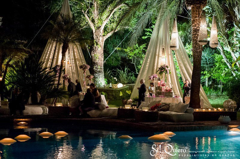 Chill out space by a swimming pool. | Goyo Catering (2013)