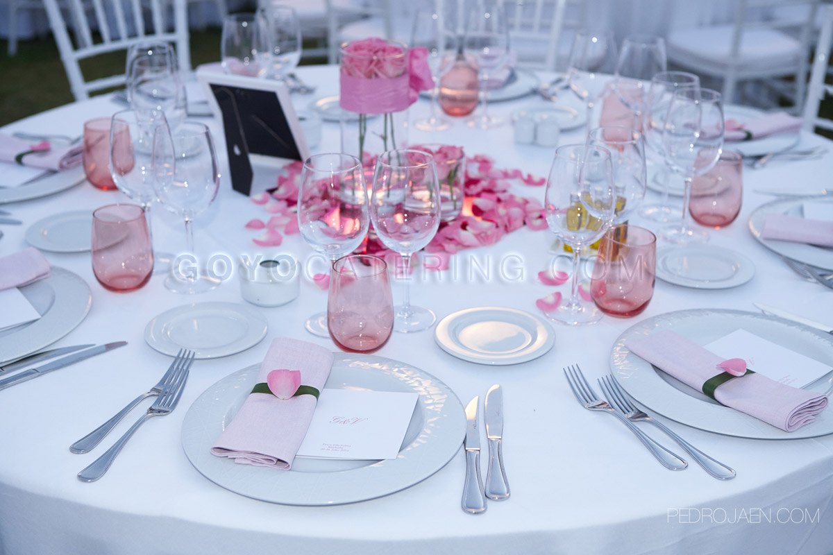 Montaje de mesas en tonos rosas. | Goyo Catering