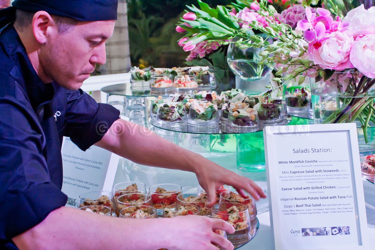 Montando la estación de Ensaladas. | Goyo Catering