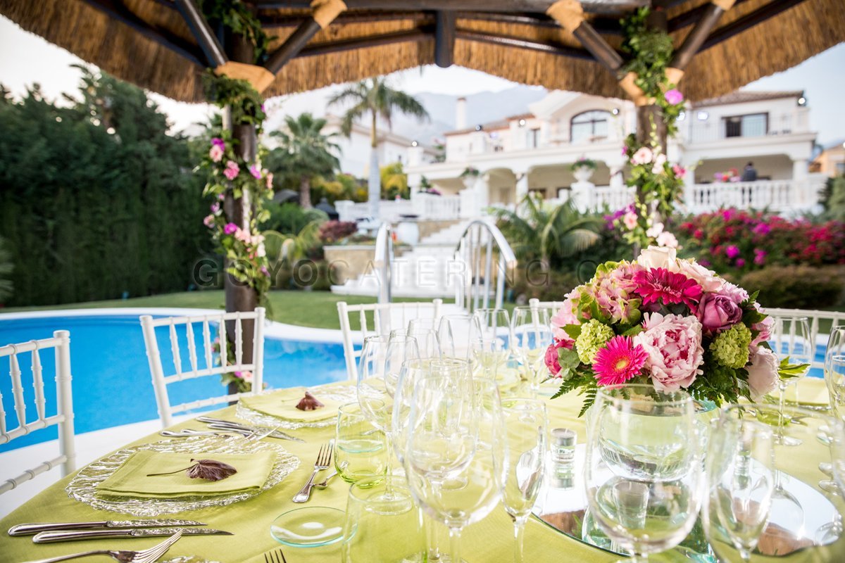 Montaje de la mesa junto a la piscina. | Goyo Catering