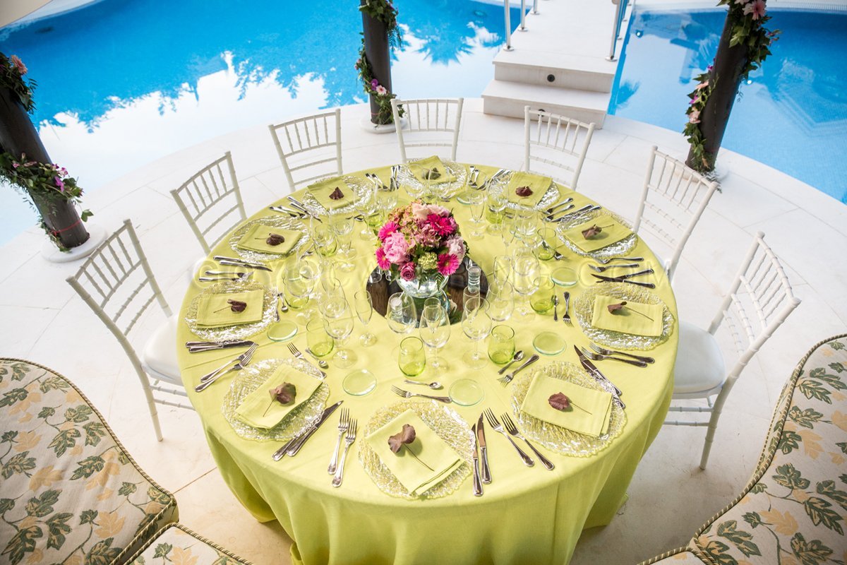 Table set up next to the pool. | Goyo Catering