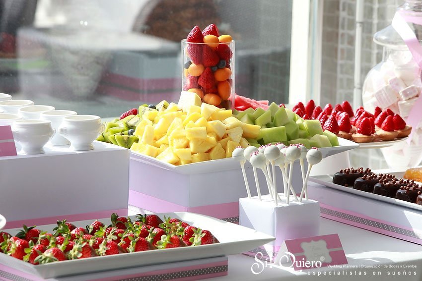 Roble altavoz Todopoderoso La mesa de postres para tu boda: dulces y frutas.