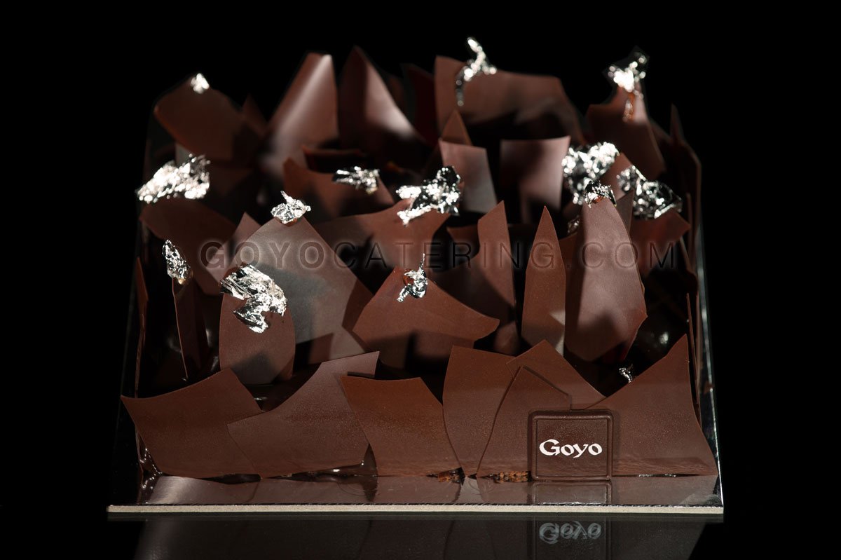 Chocolate crunchy cake with gianduja. | Goyo Catering