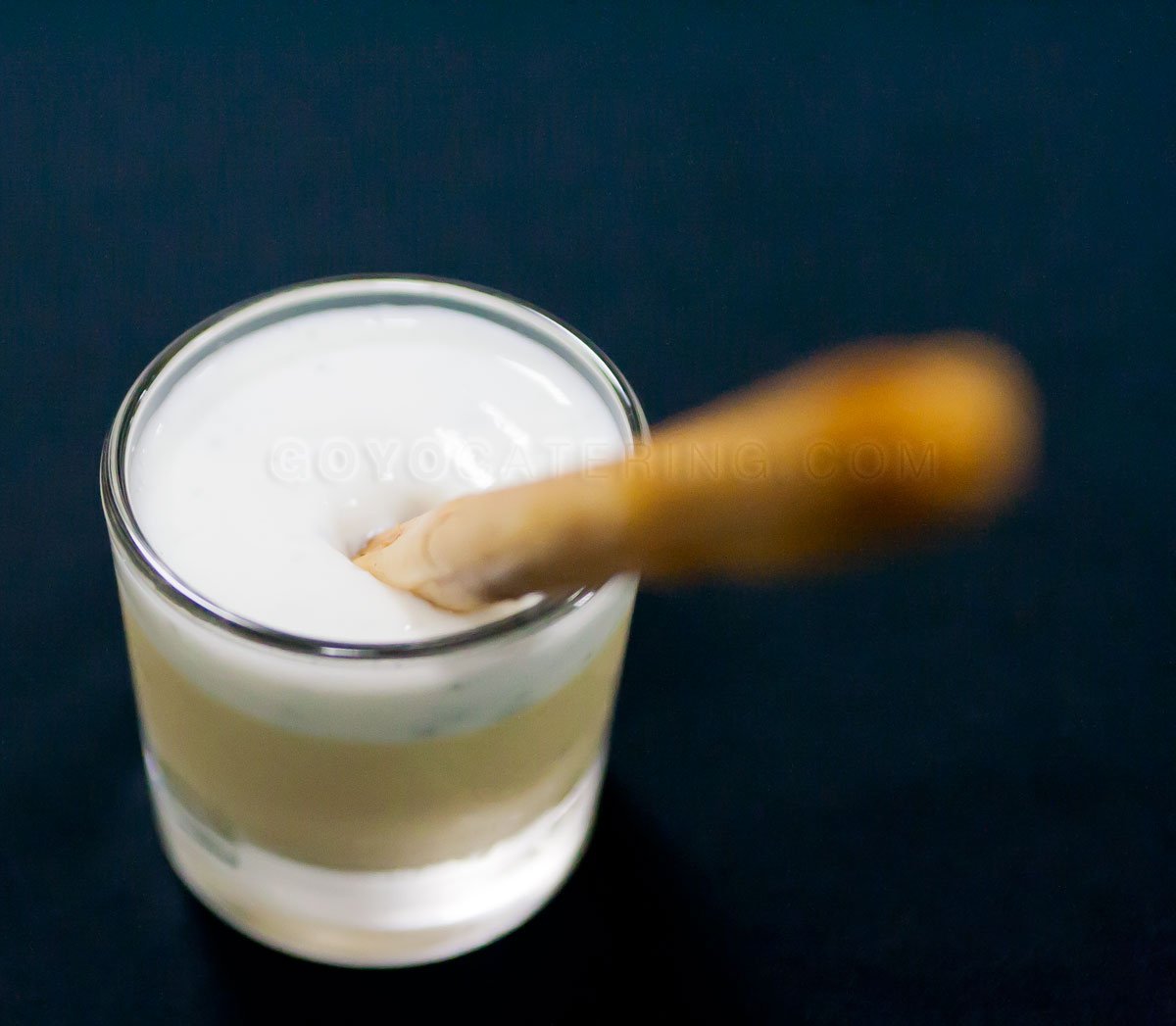 Chupito de Humus con Crema Tsalziky, Crujiente de Pasta Filo, Canela & Almibar de Azahar.