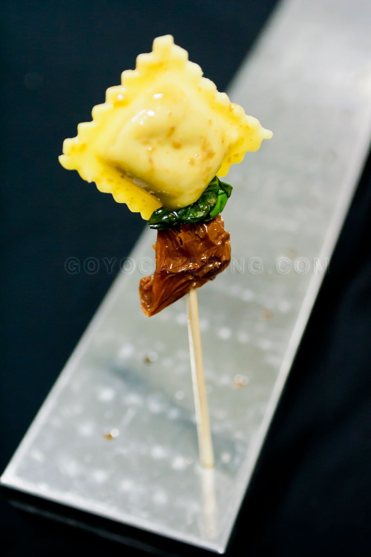 Brocheta de Ravioli Verde Relleno de Boletus & Champiñón con Tomate Seco & Albahaca.