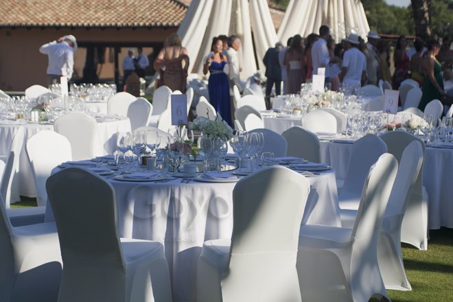 Color blanco, protagonista en el montaje de una boda en Marbella.