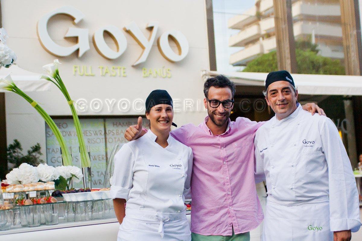 Chefs de Goyo Catering con Xoán Leiro, reportero de "España Directo".